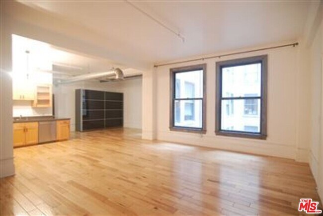 Foto del edificio - 108 W 2nd St