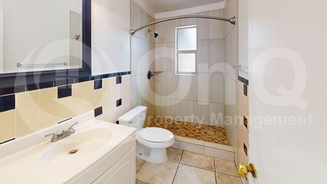 Building Photo - 742 E Lester St