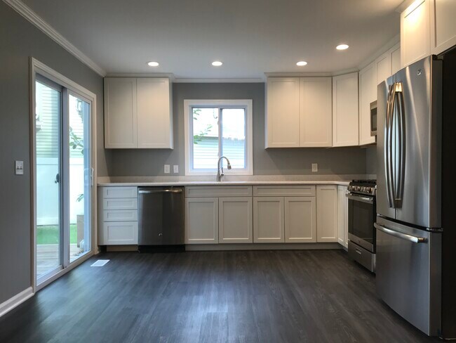 Building Photo - 1811 Paddington Ave
