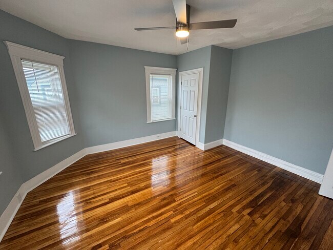 Foto del edificio - 35 Cameron Ave