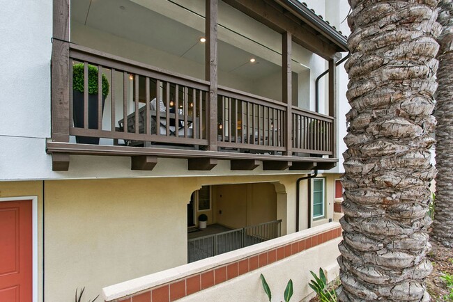 Building Photo - Amazing South Cove Townhome Near Doheny St...
