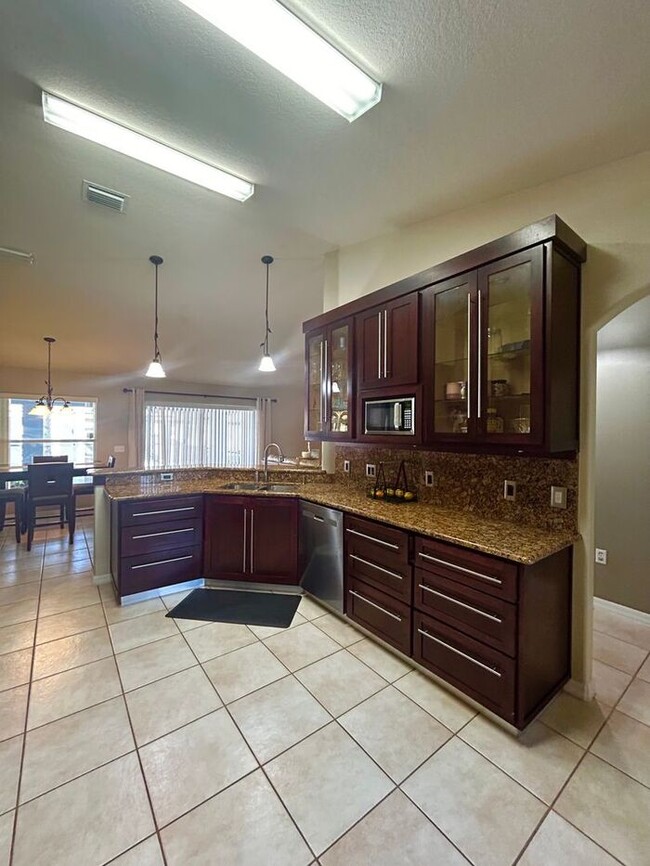 Building Photo - Beautiful 4/2 Pool Home with a Covered Pat...