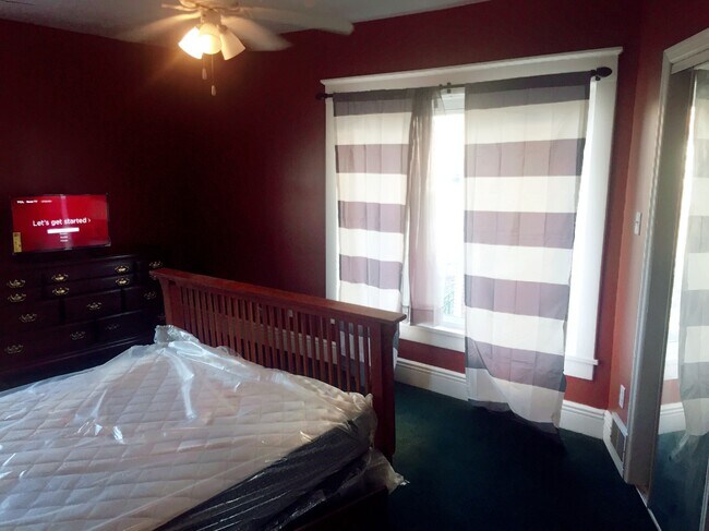 Private Bedroom - 111 Shaw St