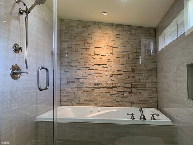 Foto del edificio - 3 br, 2.5 bath House - 5590 Clinton Street