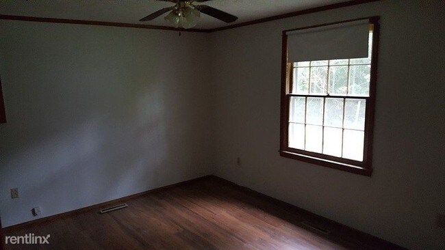 Building Photo - 3 br, 2 bath Apartment - 130 Holiday Lane