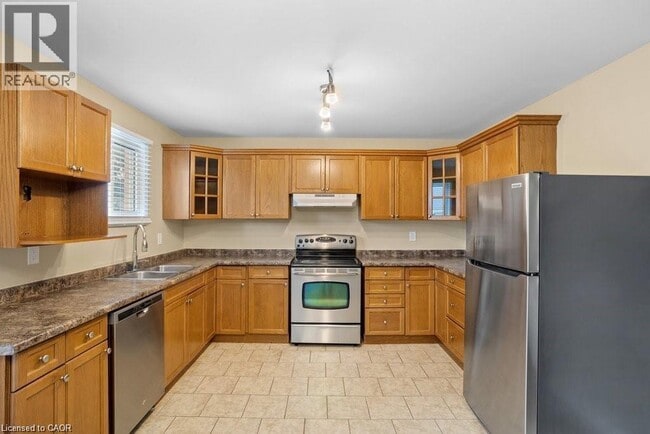 Building Photo - 462 Springbank Ave N