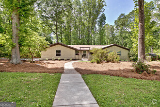 Building Photo - 213 Oakmount Dr