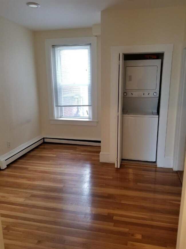 Building Photo - 43 Bow St