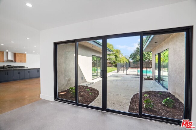 Foto del edificio - 6236 Sale Ave