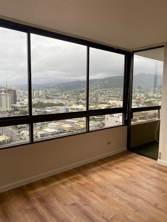 Building Photo - 2499 Kapiolani Blvd