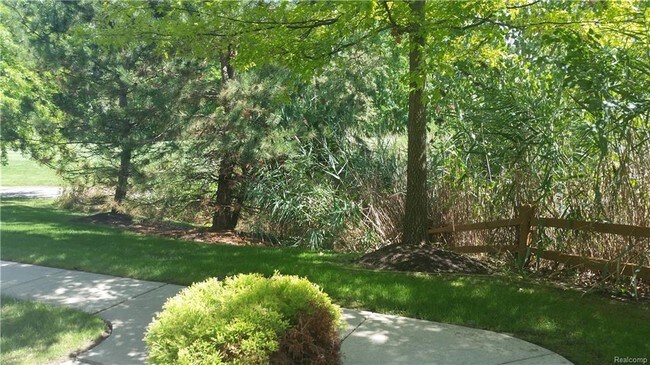 Building Photo - 2119 Pinecroft Dr