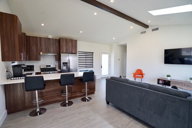 Foto del edificio - 4957 S Centinela Ave