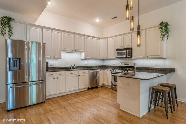 Foto del edificio - 3225 W Fullerton Ave