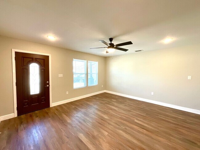 Foto del edificio - Modern Home With Covered Patio & Fenced Yard!