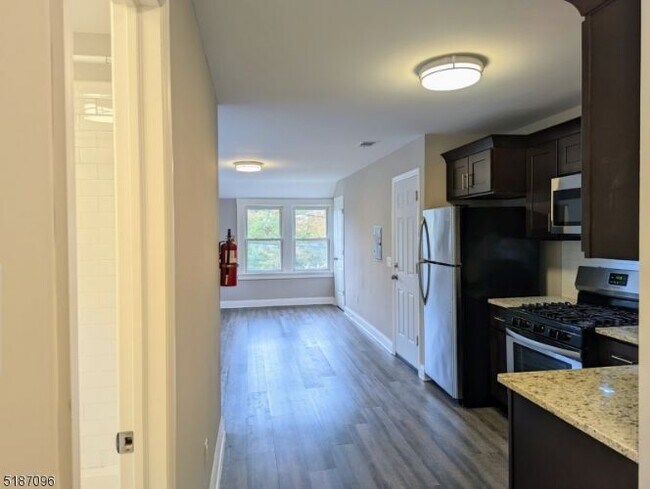 Foto del edificio - 116 Maple Ave