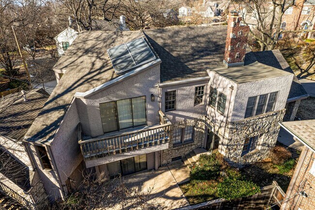 Building Photo - Looking for that great midtown location?