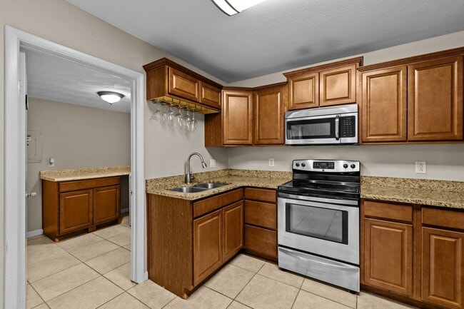 Foto del edificio - Bright & Cozy 2-Bedroom Townhouse with Solar Panels – Virginia Beach