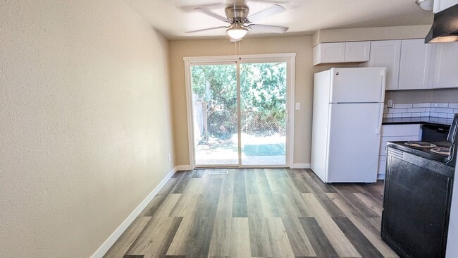 Building Photo - 2 bedroom 1 bath duplex