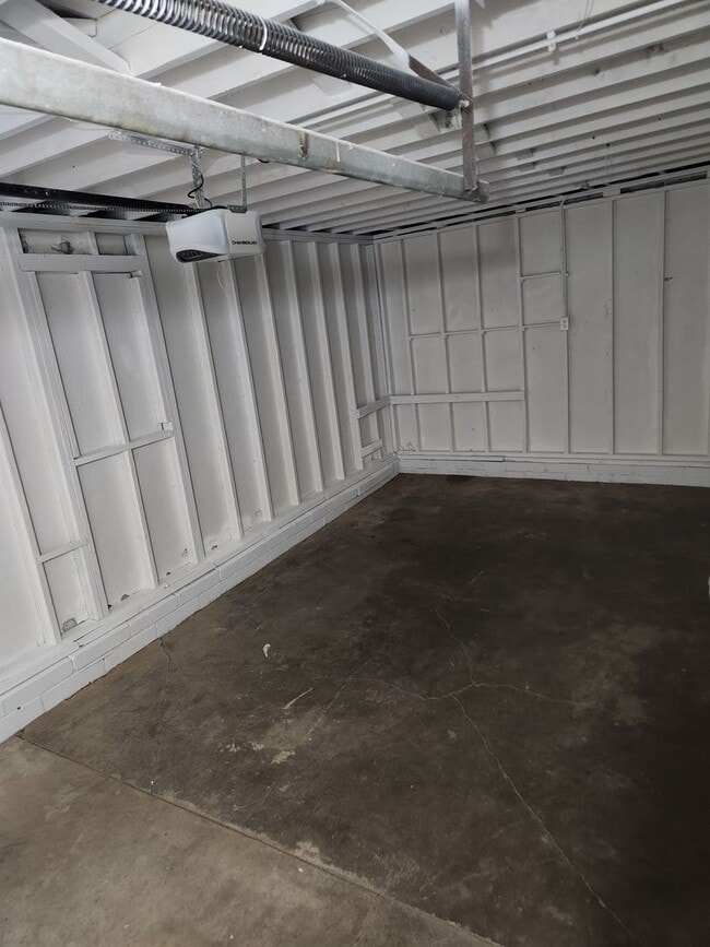 Building Photo - Newly Remodeled 3/1