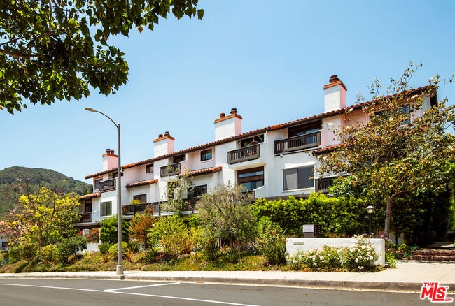 Building Photo - 1571 Palisades Dr
