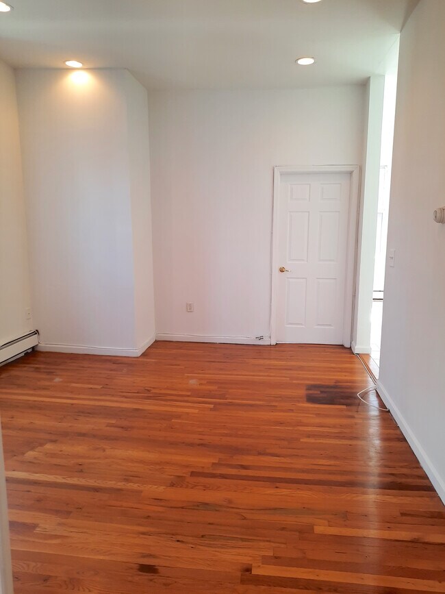 Living room (14' x 11') - 53 Bright St