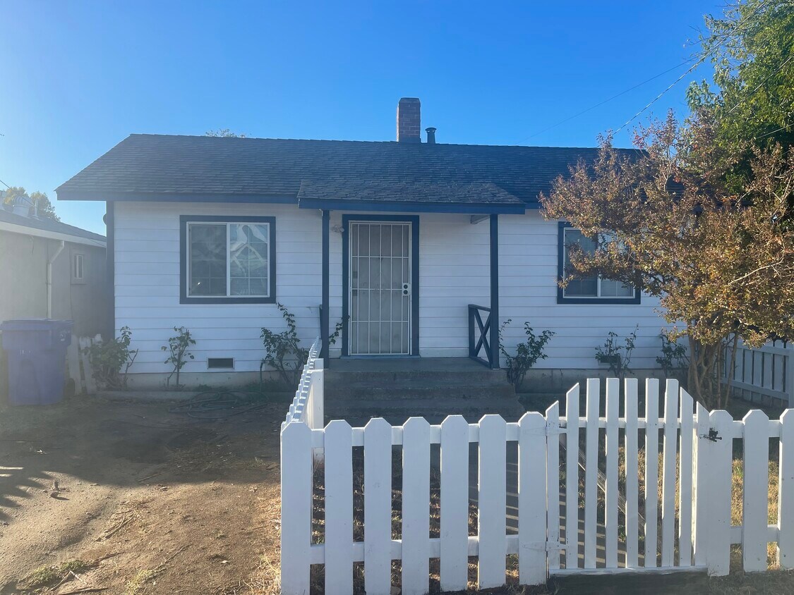 Foto principal - 912 Wayside Dr