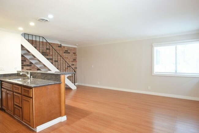 Building Photo - Beautiful 2 Bedroom 1 Bath Condo just step...
