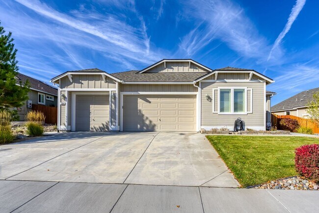 Foto del edificio - FULLY FURNISHED home available now.