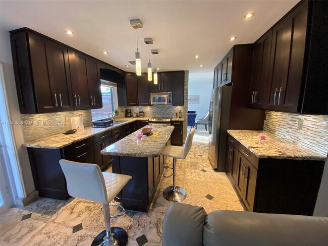 Foto del edificio - 854 NW 132nd Ct