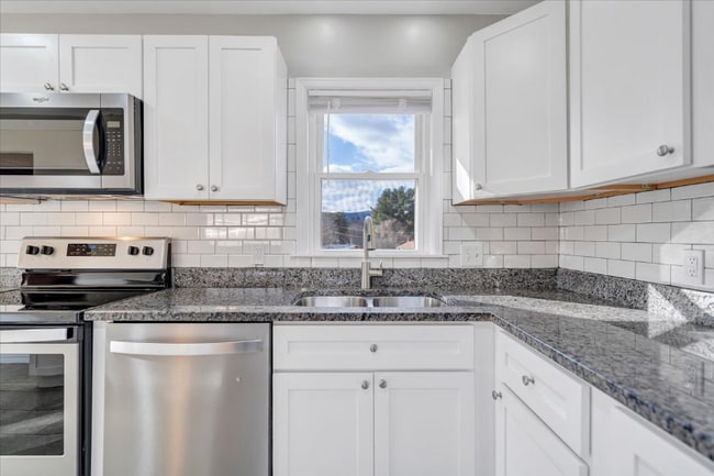 Building Photo - 15 Holly Ln