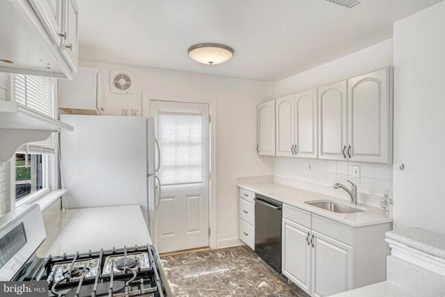 Building Photo - 5608 Tremont Dr