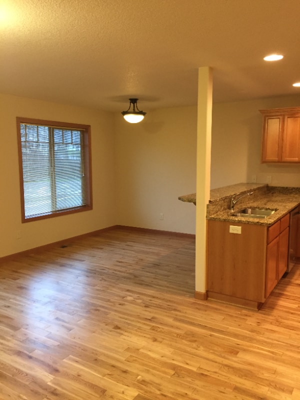 Building Photo - 1070 Klaskanine Ave