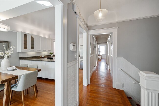 Foto del edificio - Bernal Heights: Remodeled Unfurnished Top Floor Condo w/ Garage Parking & Shared Yard