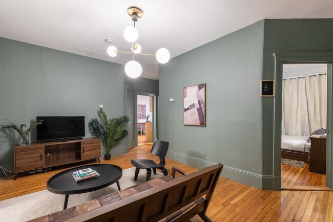 Building Photo - ROOM ONLY in 4-bed/1.0-bath Home