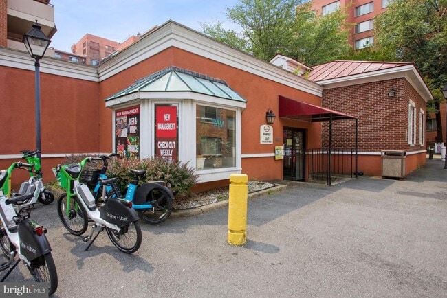 Foto del edificio - 1021 Arlington Blvd