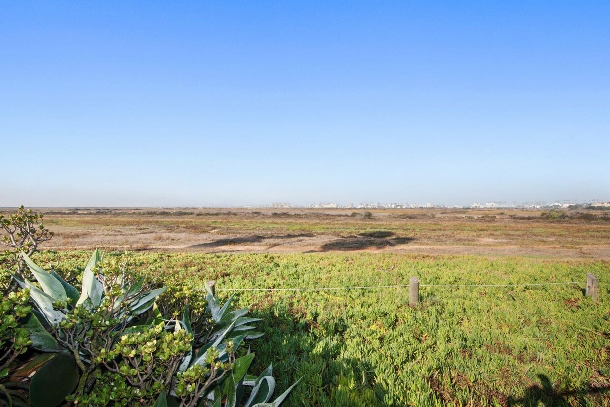 Foto principal - Available Now! Spacious 3BR, 2BA, 1,76sq.f...