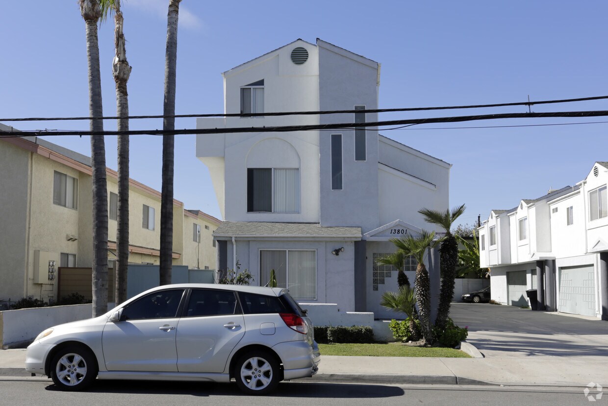 Building Photo - 13801 Cherry St