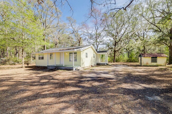 Building Photo - Newly Renovated Home on 1 Acre Lot in Sout...