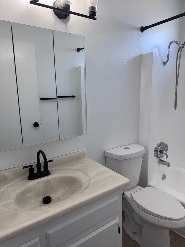 Building Photo - 1360 Hornblend St