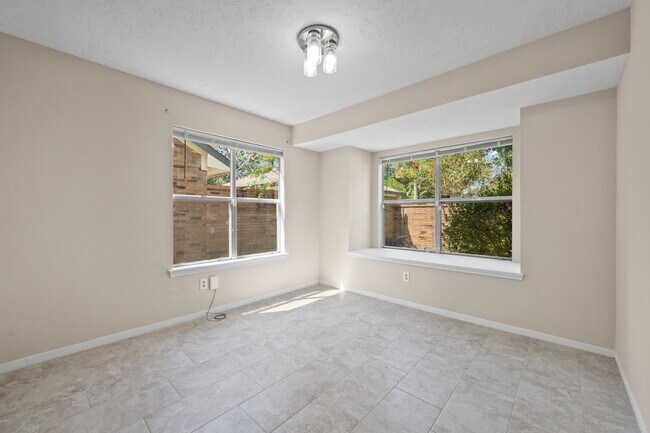 Foto del edificio - 3330 Beech Point Dr