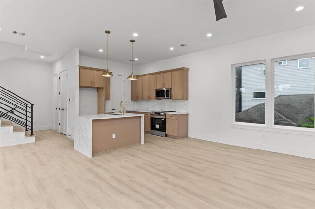 Building Photo - 3110 Live Oak St