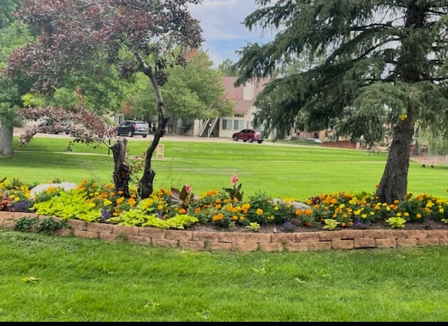 Lovely and quiet grounds - 6036 Gunbarrel Ave