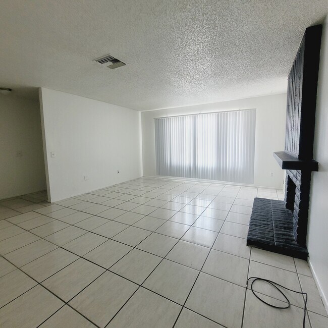 Building Photo - 4424 N 53rd Ln