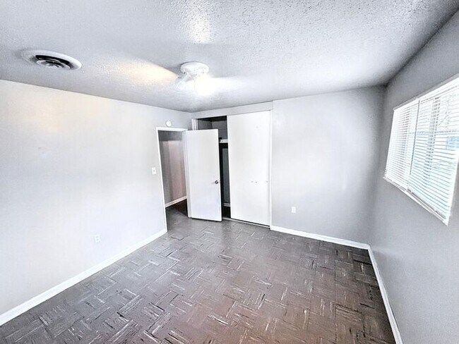 Foto del edificio - 3018 Meadow Forest Dr