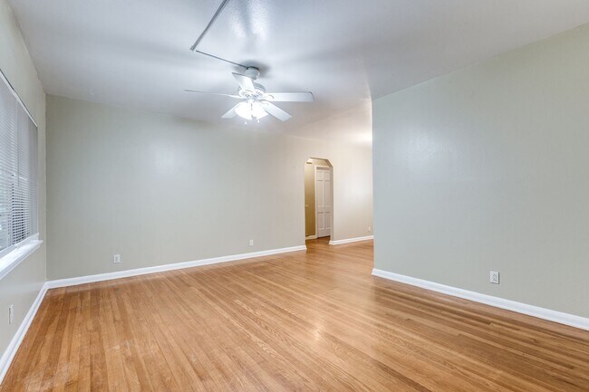 Building Photo - Charming 2-Bedroom Apartment in Mahncke Park