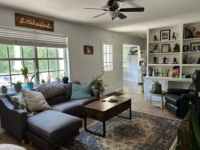 Foto del edificio - 1324 Sumar Rd. (Crestwood Highlands)