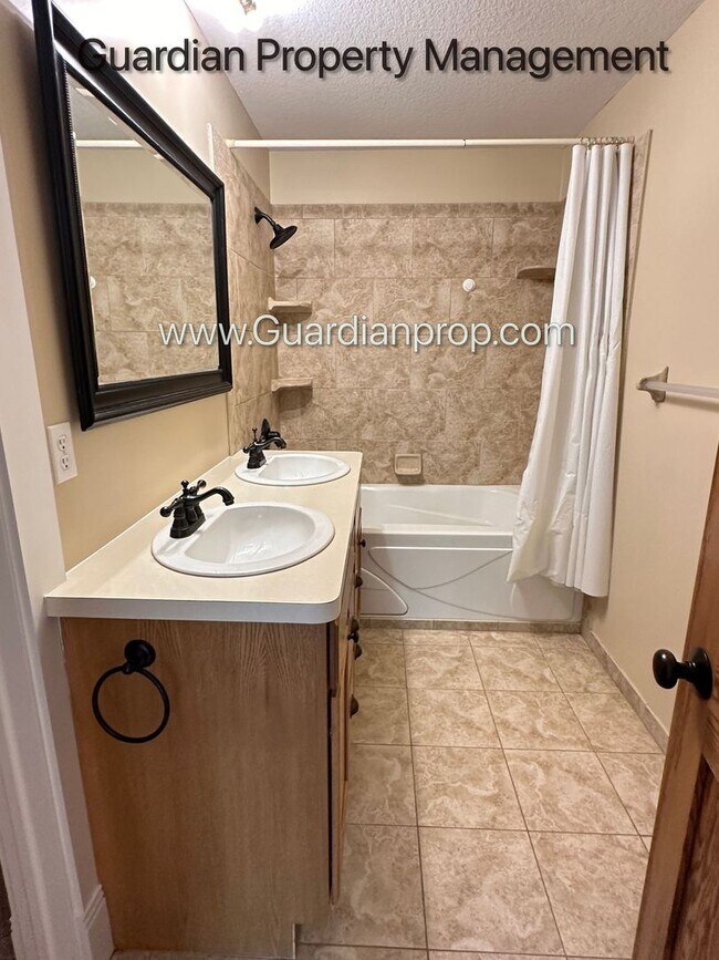 Foto del edificio - Downtown Hopkins SFH, Fenced Yard, Patio, Spacious Primary, 4 Car Detached Garage