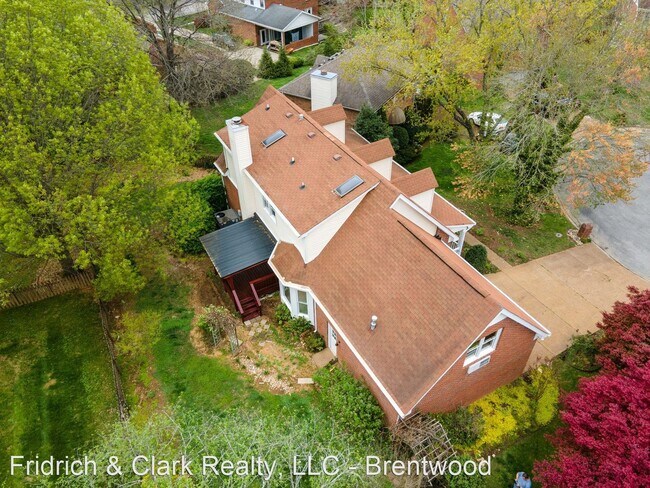 Building Photo - 3 br, 2.5 bath House - 609 S Riverbend Ct