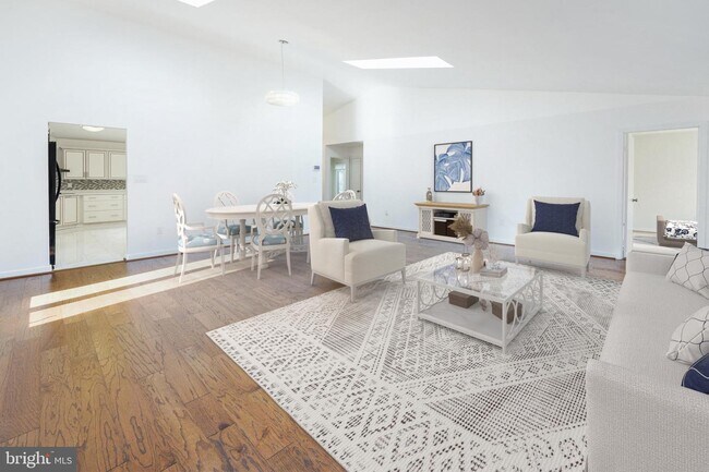 Foto del edificio - 8430 Hollis Ln