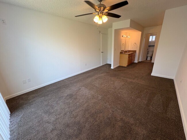 Foto del edificio - Cozy & Spacious Lemoore Home Rent Ready!